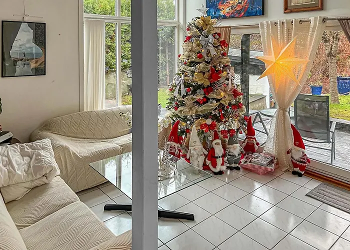 Сasa de vacaciones 4 Bedroom Lovely In S